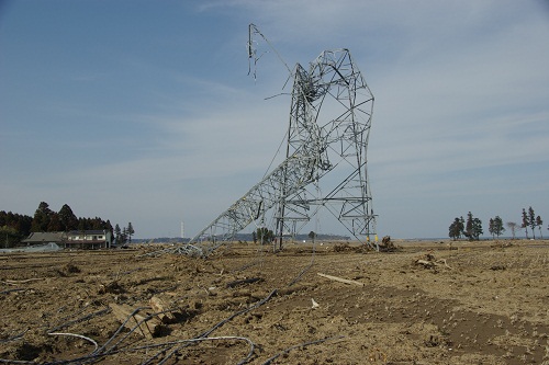 津波で倒れた鉄塔